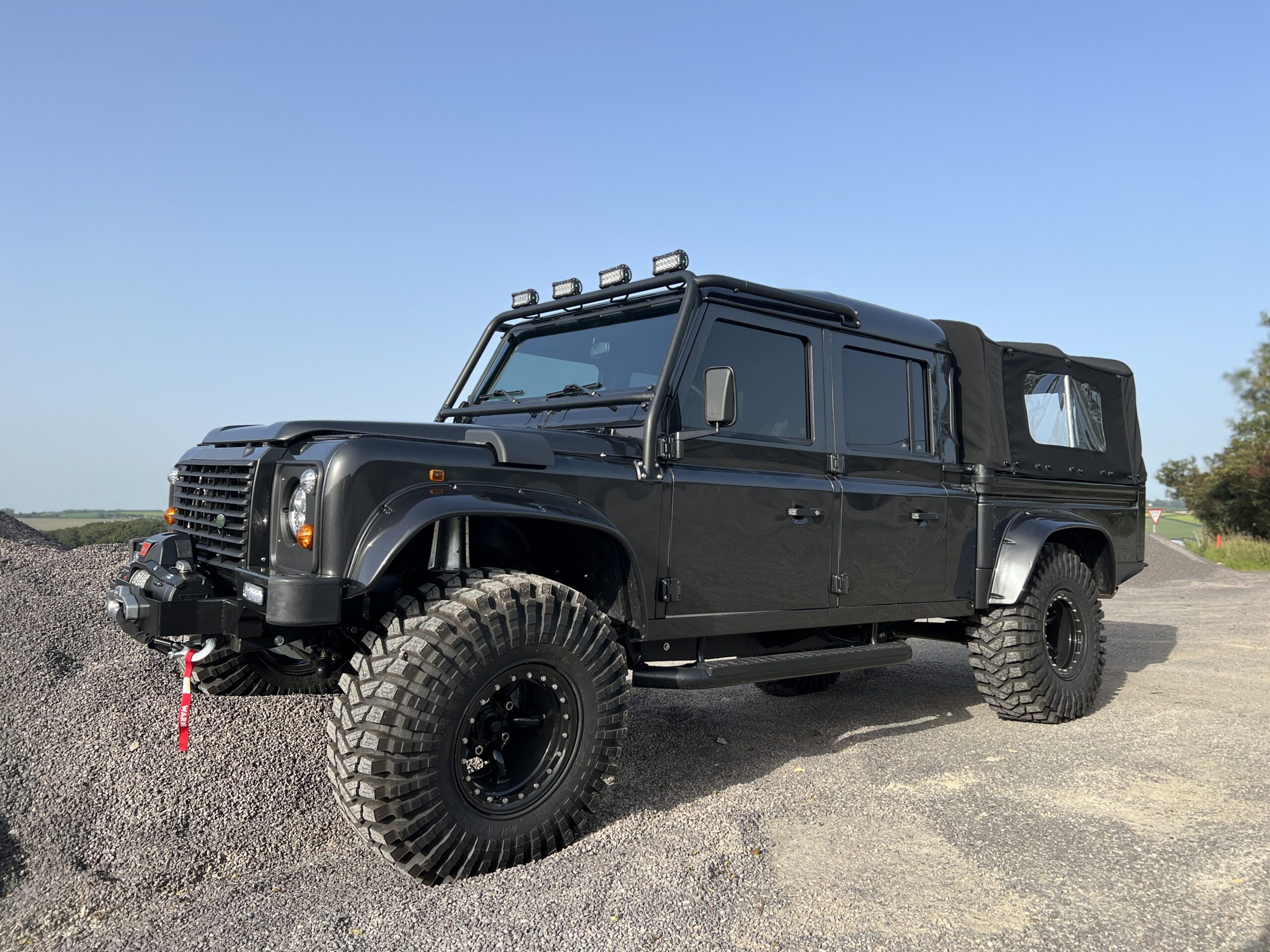 land-rover-defenders