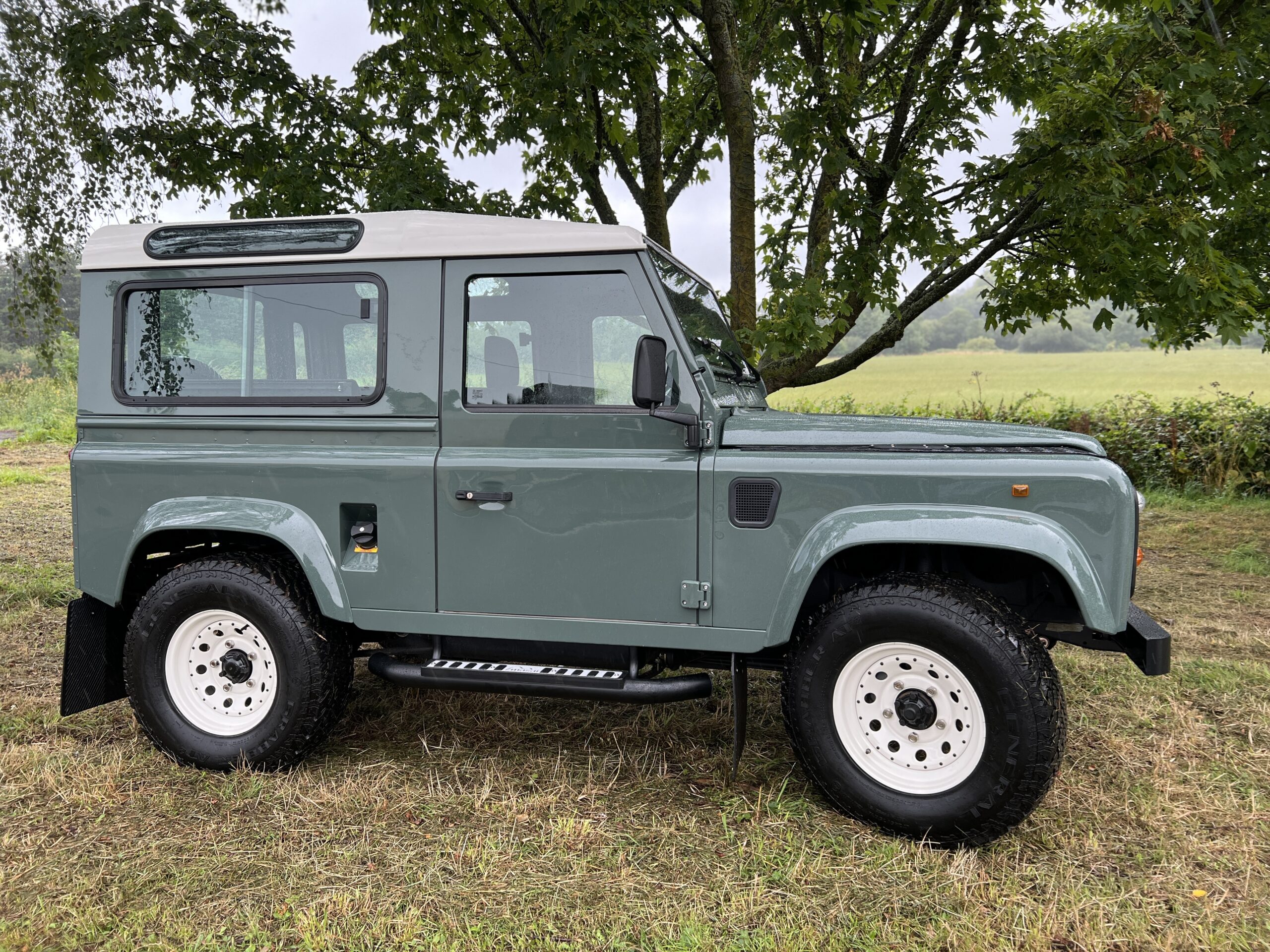 vinatge landrover defender